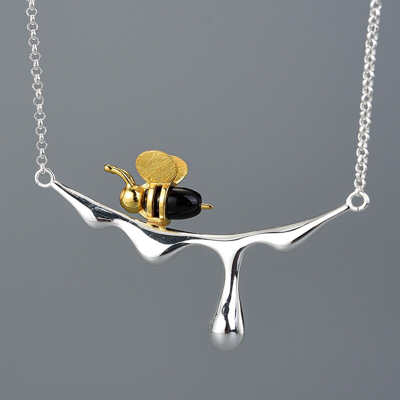 Collier avec pendentif en forme d’abeille et de goutte de miel  en argent  925